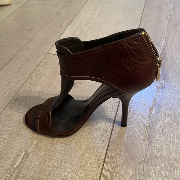 TORY BURCH Teagan Stingray Brown Leather Caged T Strap Sandals Heels Sz 6.5 - Picture 5 of 12